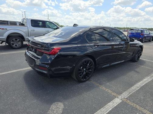2022 BMW 740 i
