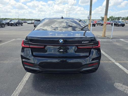 2022 BMW 740 i