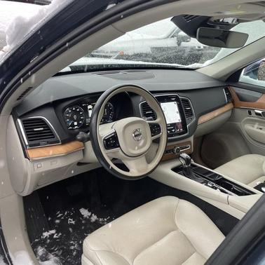 2022 Volvo XC90 T6 Momentum 7 Passenger