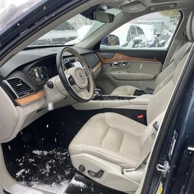 2022 Volvo XC90 T6 Momentum 7 Passenger