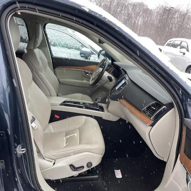 2022 Volvo XC90 T6 Momentum 7 Passenger