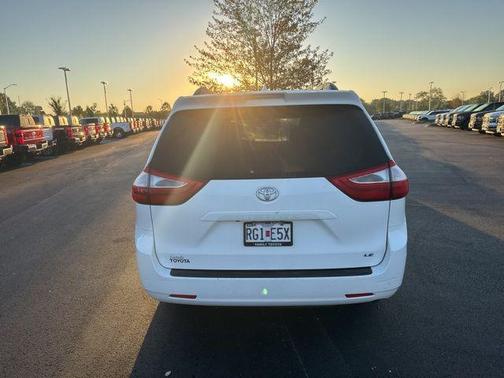 2019 Toyota Sienna LE