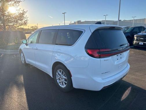 2023 Chrysler Pacifica Touring-L