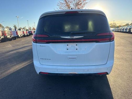 2023 Chrysler Pacifica Touring-L