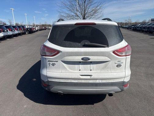Oxford White 2016 Ford Escape SE