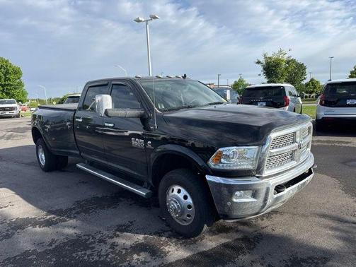 Brilliant Black Crystal Pearlcoat 2017 RAM 3500 Laramie