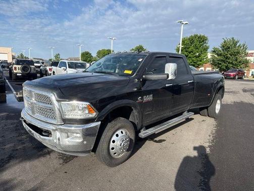 Brilliant Black Crystal Pearlcoat 2017 RAM 3500 Laramie