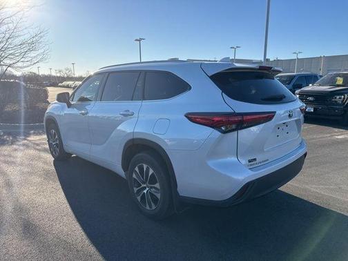 2022 Toyota Highlander Hybrid XLE