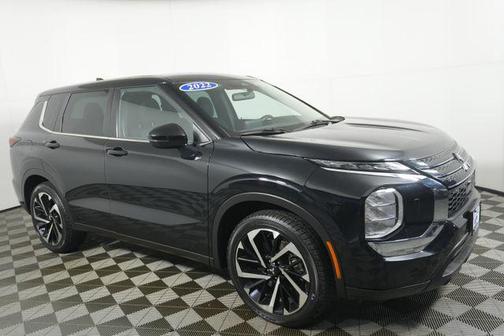 Labrador Black Pearl 2022 Mitsubishi Outlander ES