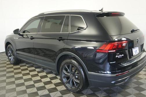 Deep Black Pearl Effect 2024 Volkswagen Tiguan 2.0T SE