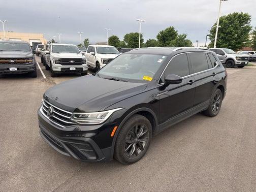 Deep Black Pearl Effect 2024 Volkswagen Tiguan 2.0T SE