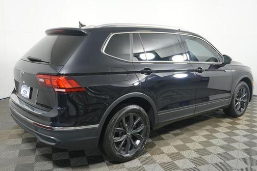 Deep Black Pearl Effect 2024 Volkswagen Tiguan 2.0T SE