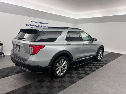 Iconic Silver Metallic 2023 Ford Explorer XLT