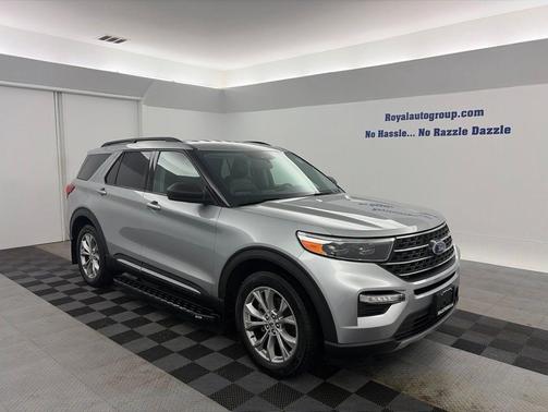 Iconic Silver Metallic 2023 Ford Explorer XLT