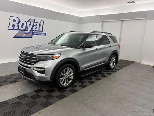 Iconic Silver Metallic 2023 Ford Explorer XLT