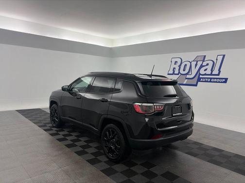Diamond Black Crystal Pearlcoat 2022 Jeep Compass Latitude