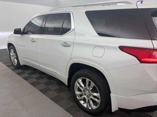 Iridescent Pearl Tricoat 2021 Chevrolet Traverse High Country