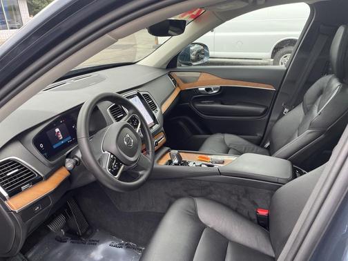 2024 Volvo XC90 B6 Plus Bright Theme 6-Seater
