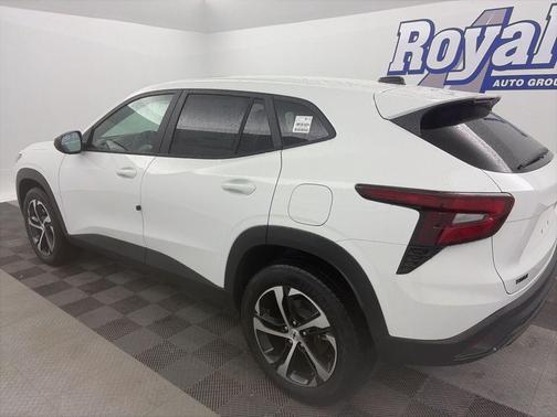 Summit White 2026 Chevrolet Trax FWD 1RS