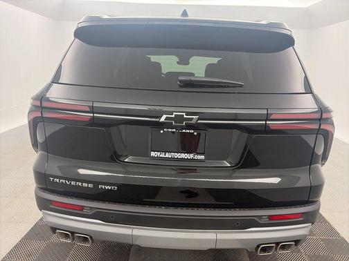 Mosaic Black Metallic 2026 Chevrolet Traverse LT