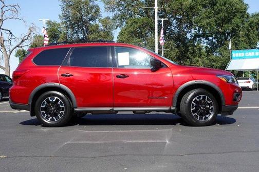 2020 Nissan Pathfinder SV