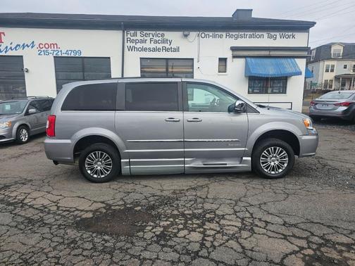 2014 Chrysler Town & Country Touring-L