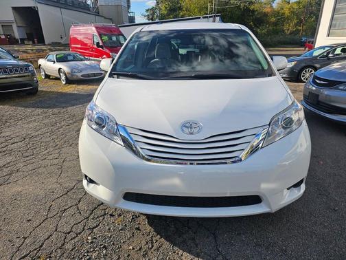 2017 Toyota Sienna LE