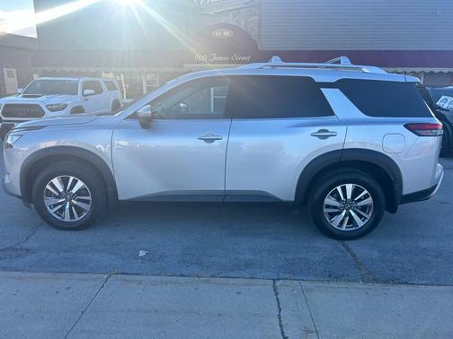 2022 Nissan Pathfinder SL 4WD