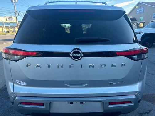 2022 Nissan Pathfinder SL 4WD