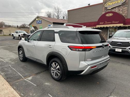 2022 Nissan Pathfinder SL 4WD