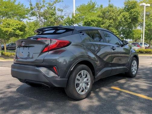 Photo 3 of 27 of 2021 Toyota C-HR LE