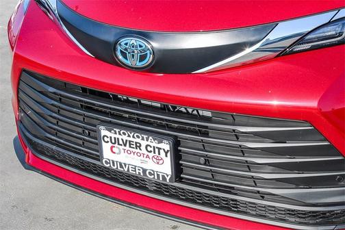 2025 Toyota Sienna XLE 8 Passenger