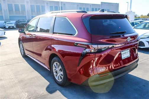 2025 Toyota Sienna XLE 8 Passenger