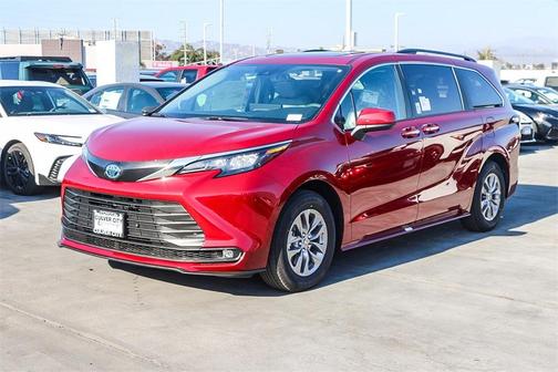 2025 Toyota Sienna XLE 8 Passenger