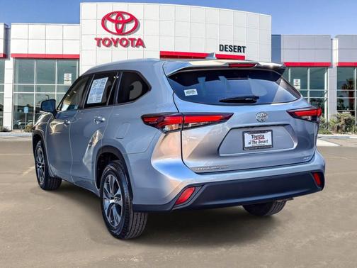 Celestial Silver Metallic 2024 Toyota Highlander XLE