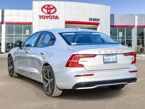 2024 Volvo S60 B5 Plus Dark Theme