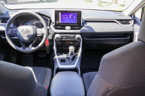 Ice 2024 Toyota RAV4 LE