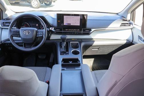 2025 Toyota Sienna LE