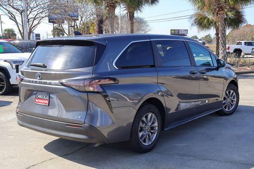 2025 Toyota Sienna LE