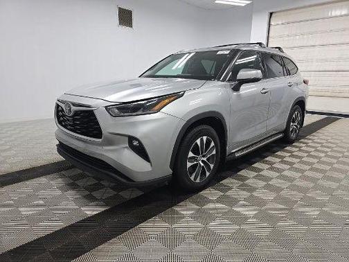 Celestial Silver Metallic 2021 Toyota Highlander XLE