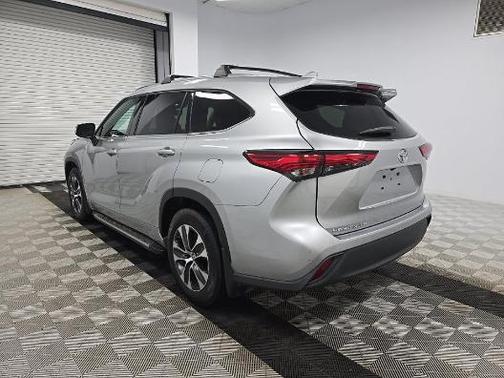 Celestial Silver Metallic 2021 Toyota Highlander XLE