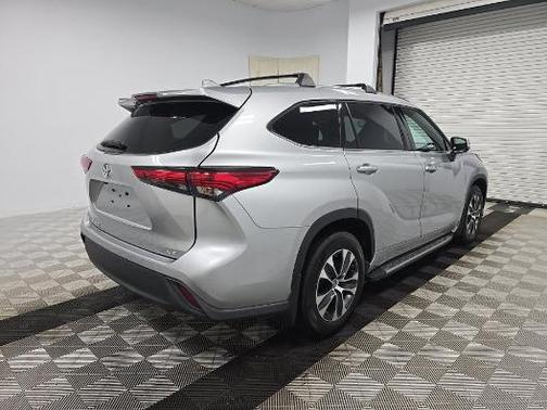 Celestial Silver Metallic 2021 Toyota Highlander XLE