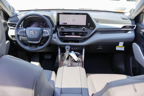 Midnight Black Metallic 2026 Toyota Highlander Platinum