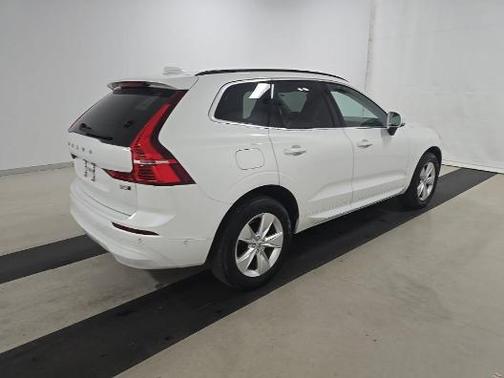 Crystal White Metallic 2022 Volvo XC60 B5 Momentum