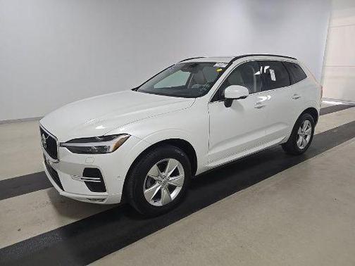 Crystal White Metallic 2022 Volvo XC60 B5 Momentum