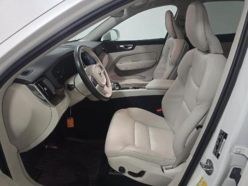 Crystal White Metallic 2022 Volvo XC60 B5 Momentum