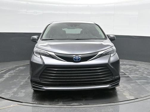 2025 Toyota Sienna LE