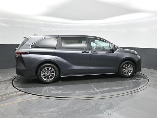 2025 Toyota Sienna LE