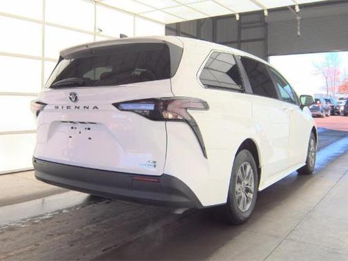 2024 Toyota Sienna LE