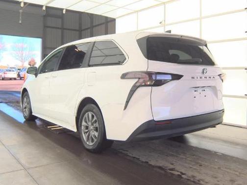 2024 Toyota Sienna LE